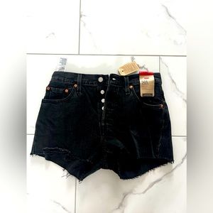 NWT - Women’s Black 501 Levi Short - Size 28